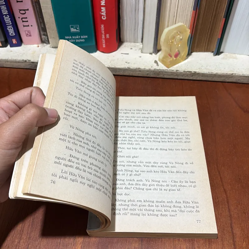 II Văn Học: Bên Dòng Sông - Quỳnh Dao - Liêu Quốc Nhĩ (Dịch) - 2000 781613