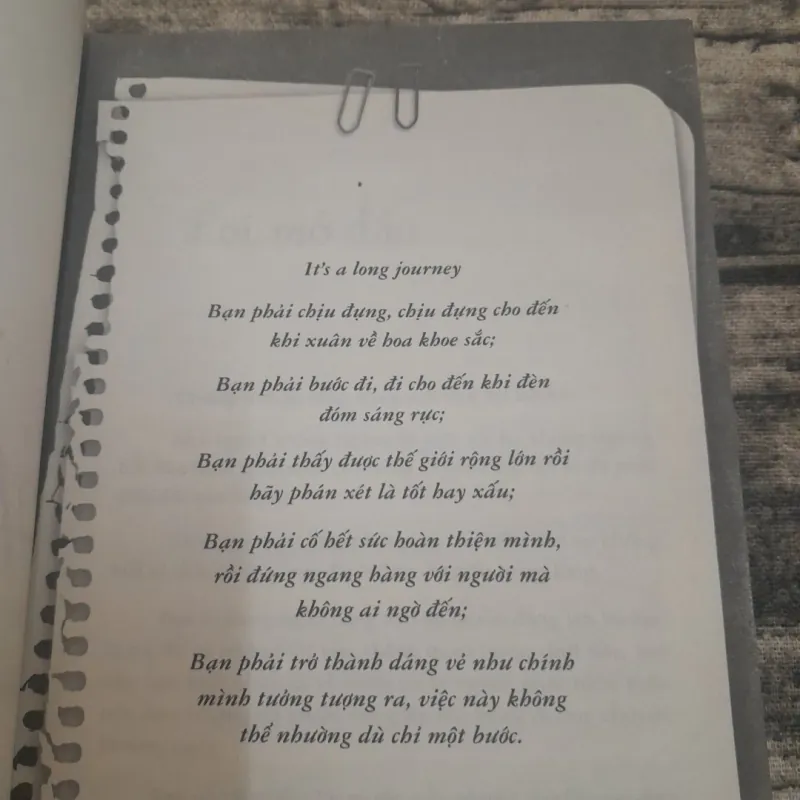 Tản văn-Hãy ngẩng đầu mà đi. Tác giả Lư Tư Hạo. 753968