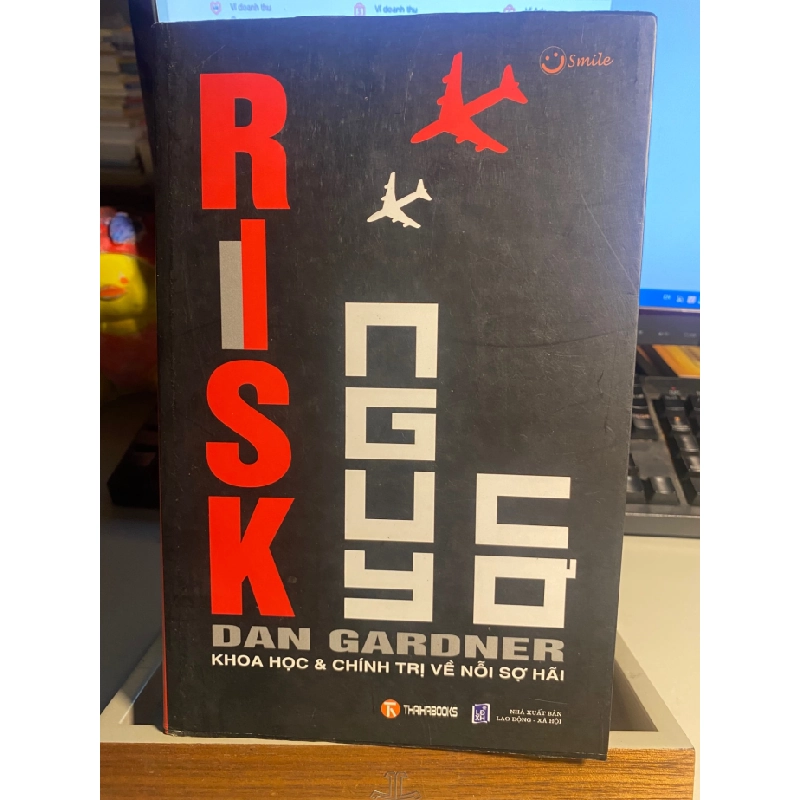 Nguy Cơ: Khoa học & Chính trị về Nỗi Sợ Hãi - Dan Gardner -Sách có vết ố ở bụng sách STB1021 456826
