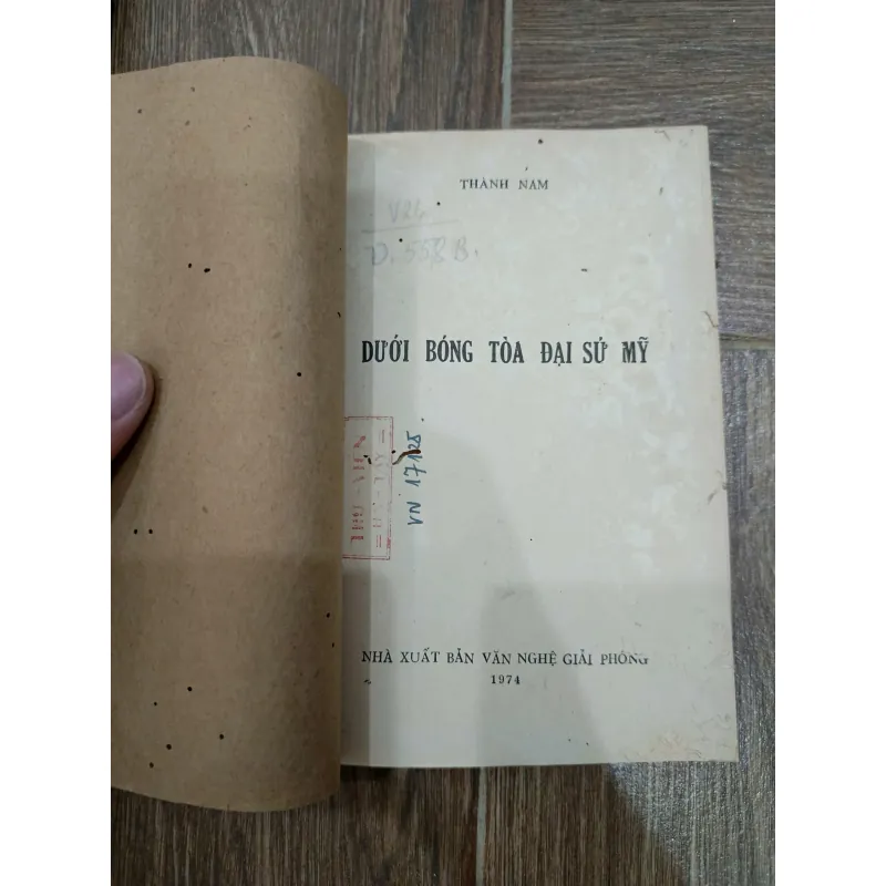 Dưới bóng tòa đại sứ Mỹ 715214