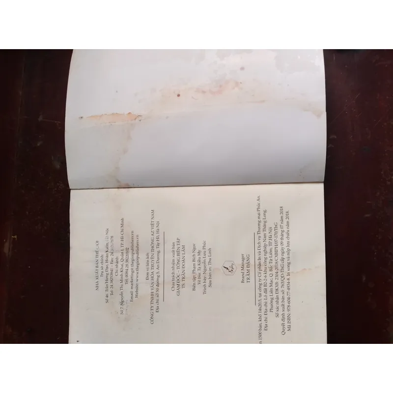 Những góc khuất chưa từng hé lộ về một cuộc đời tưởng chừng hoàn hảo. 718930