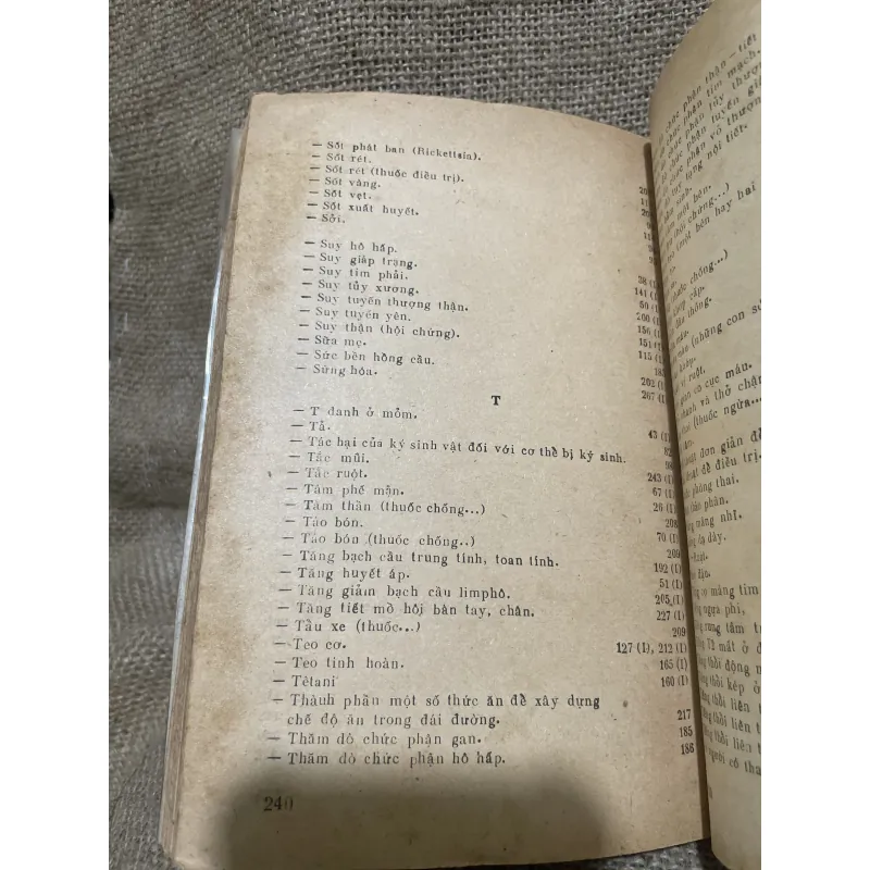 Cẩm đang cho cán bộ y tế cơ sở -240 trang  1018050