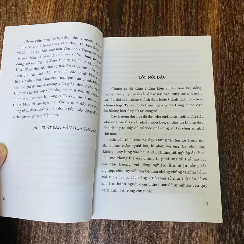 Văn hoá ứng xử ở công sở - TS. Trần Hoàng , Th.S Trần Việt Hoa#HATRA 996301