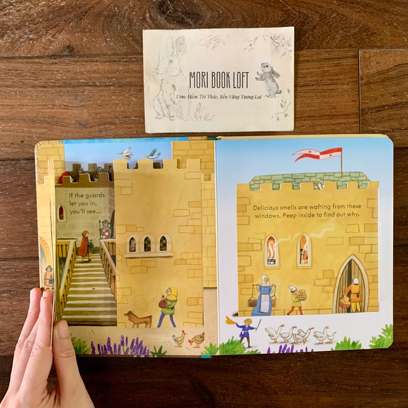 Sách ngoại văn The Castle - Peep inside, New, Board Book 483037