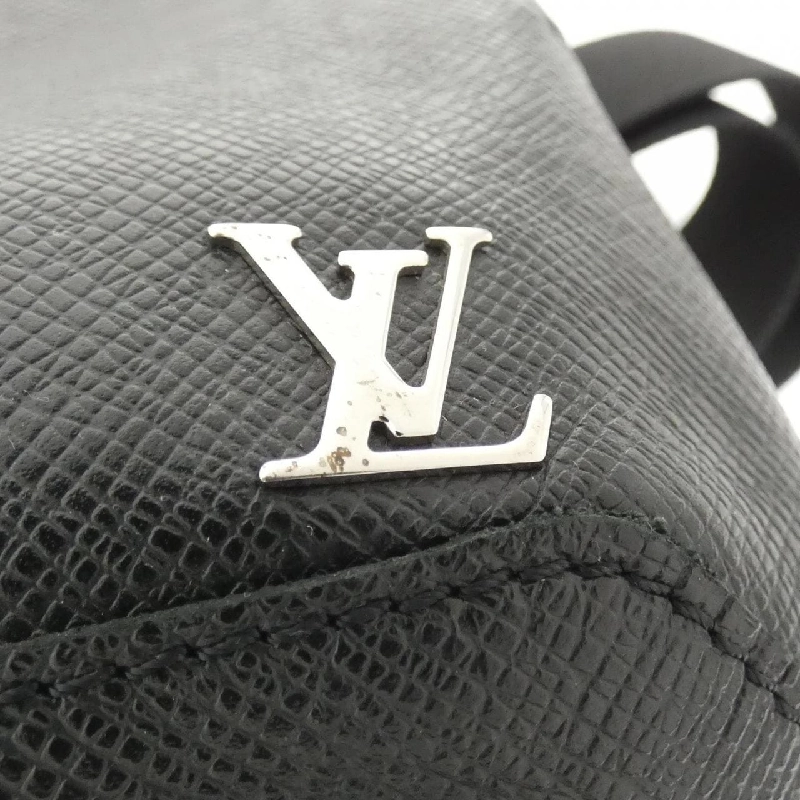 Túi đeo chéo Louis Vuitton Taiga Avenue M30443 610268