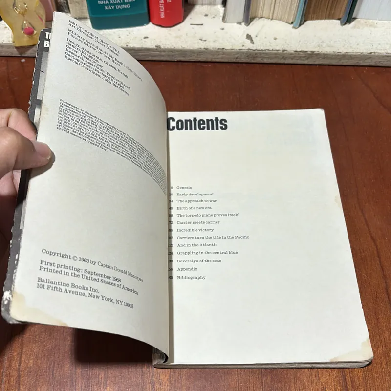 II English Books: Aircraft Carrier The Majestic Weapon - Donald Macintyre 727038