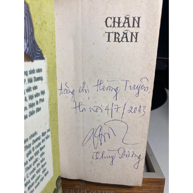 Chân Trần- Thuỳ Dương-NxB Trẻ 2013- Sách có chữ ký tặng của tác giả, giấy vàng ố theo thời gian 446727