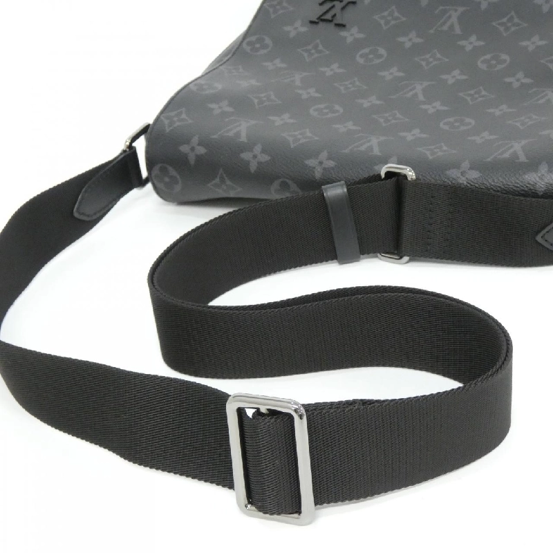 Túi đeo vai Louis Vuitton Monogram Eclipse District PM M45272 - Hàng hiệu Chính hãng 776589