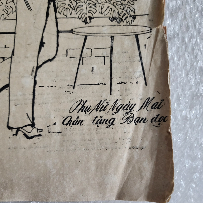 5 tờ phụ trang đôi của báo Phụ nữ ngày mai ở Sài Gòn trước 1975 khổ to 460431