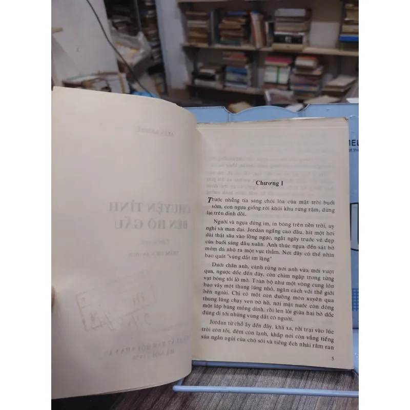 Sách: Chuyện tình bên hồ gấu - Alix Andre (A2) 717091