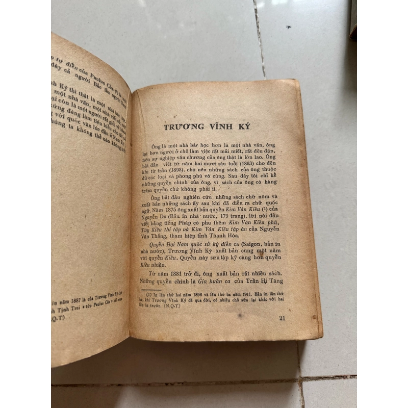 Nhà văn hiện đại 526594
