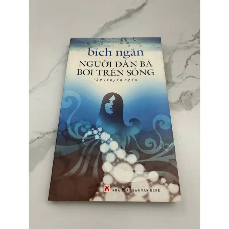 Người Đàn Bà Bơi Trên Sóng – Tập Truyện Ngắn – Tác giả: Bích Ngân 601167