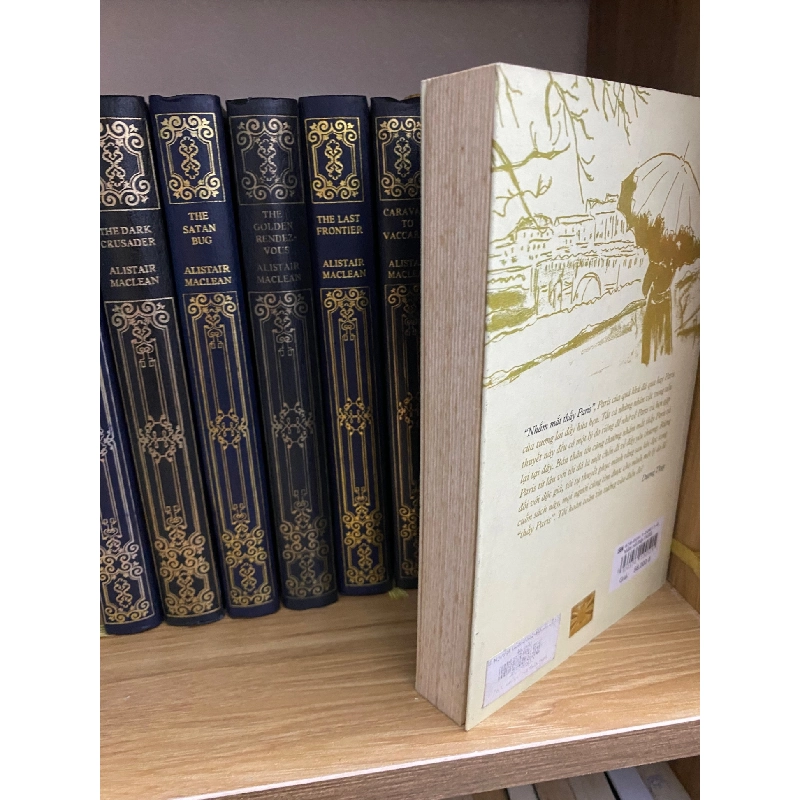 Nhắm mắt thấy Paris- Dương Thuỵ- Sách lưu kho,giấy xốp có ố theo thời gian 780149