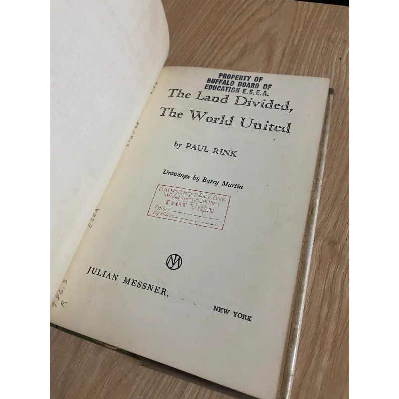 Sách cũ: The Land Divided The World United - Paul Rink 971608