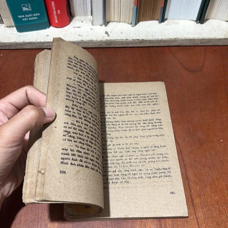 II Sách Xưa: Lọt Qua Biên Giới - Viết Linh - 1984 751409