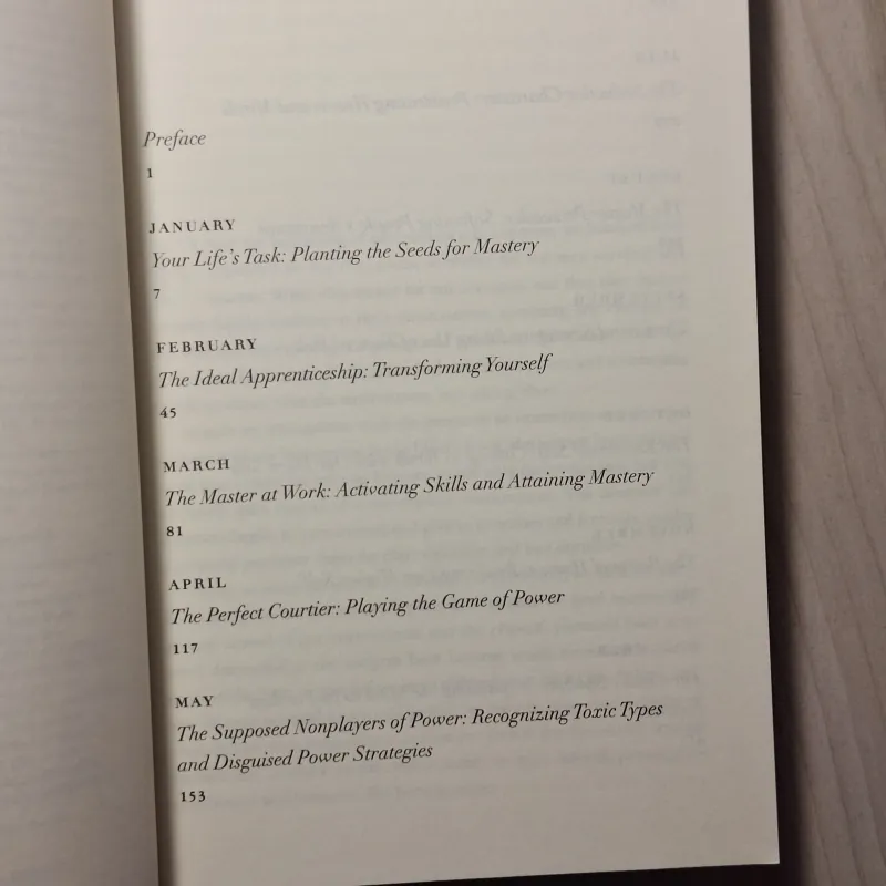 Robert Greene - The Daily Laws: 366 Meditations 933918