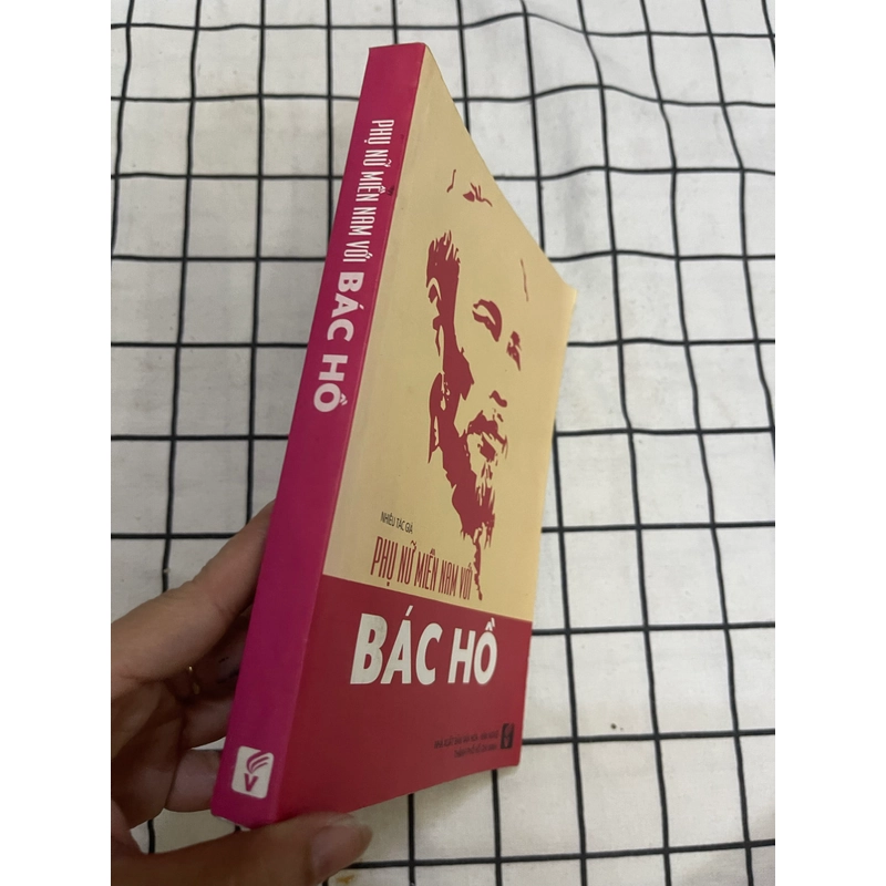 Phụ nữ miềm Nam với bác Hồ 549204