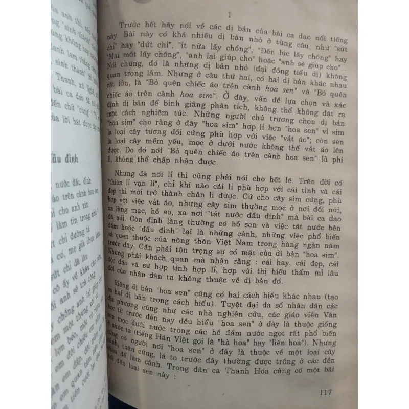 Sách Bình giảng ca dao của tác giả Hoàng Tiến Tựu là  958442