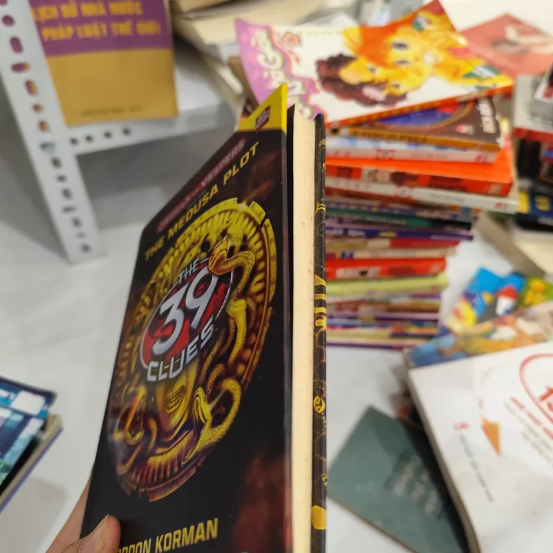 "The Medusa Plot" thuộc series "The 39 Clues: Cahills vs. Vespers". ( bìa cứng) 568791