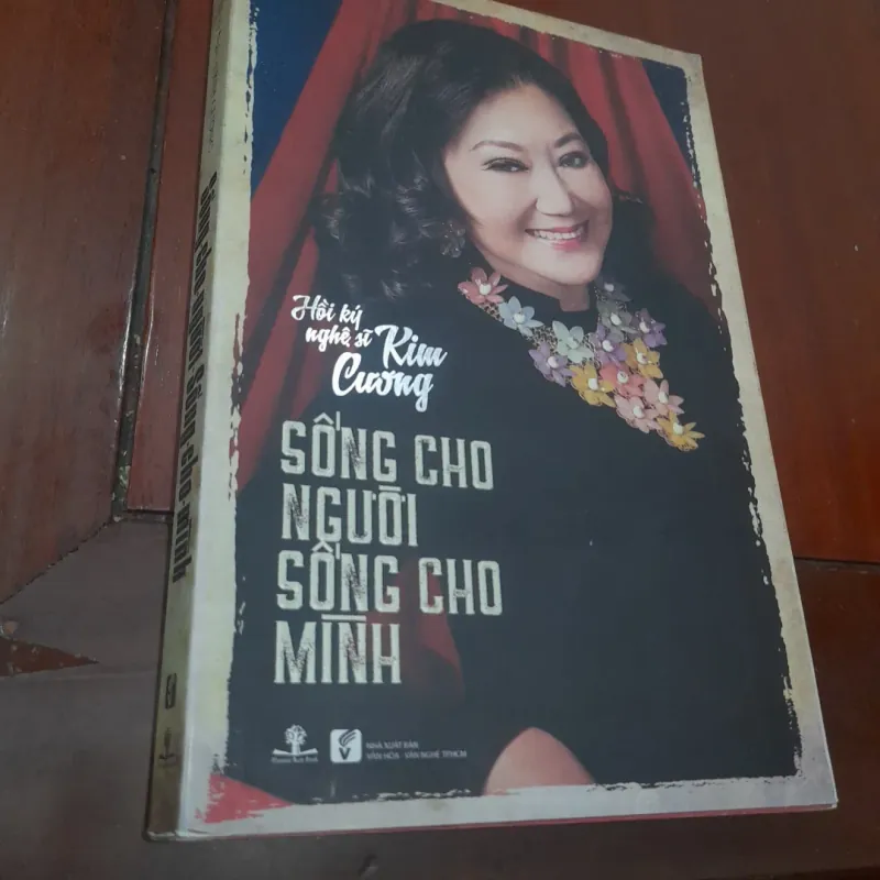 Hồi ký nghệ sĩ Kim Cương - SỐNG CHO NGƯỜI SỐNG CHO MÌNH 798029