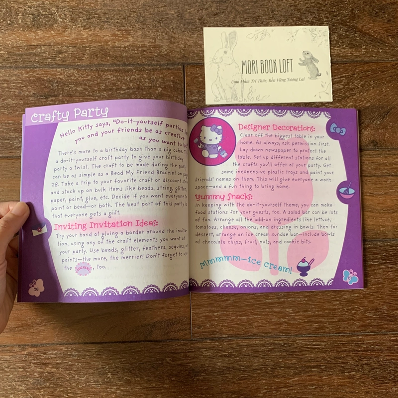 Sách tranh tiếng anh Hello Kitty's Book of Friendship Fun & Activities, Used 478718