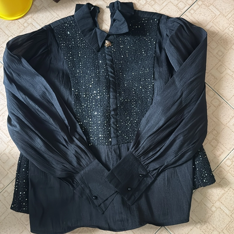 Sơ mi + chân váy có lót. Size XL tầm 58kg đổ lại mặc ok ạ. Tình trạng 99%. Hàng thiết kế.  518250