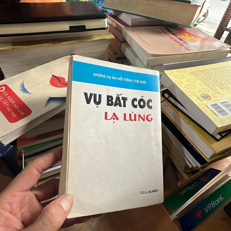 Vụ bắt cóc lạ lùng sách chính hãng  302349