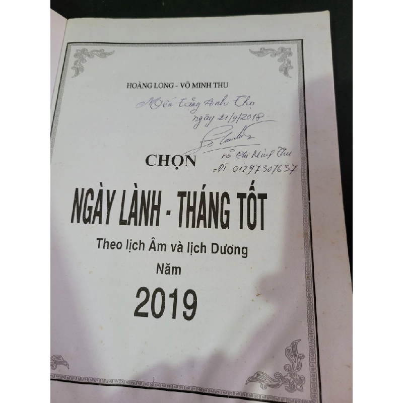 Hướng dẫn chọn ngày lành tháng tốt theo lịch âm và lịch dương năm 2019 mới 80% bẩn bìa, ố nhẹ, bị ẩm, có chữ ký 2018 Hoàng Long - Võ Minh Thu HCM3004 TÂM LINH - TÔN GIÁO - THIỀN 445623