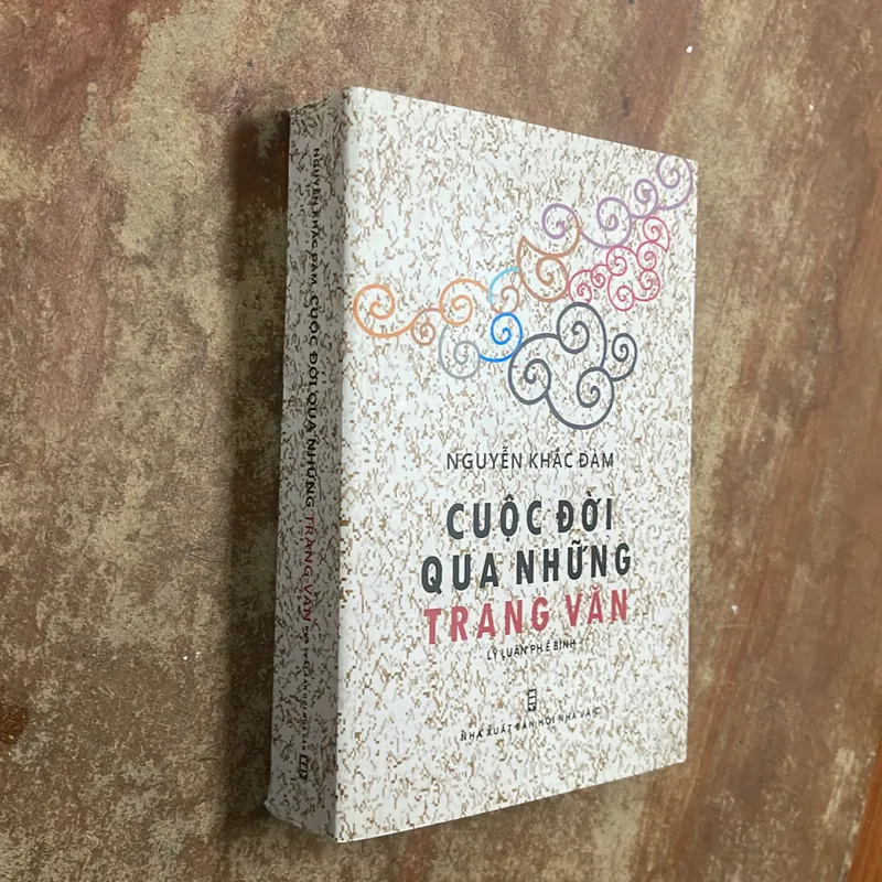 CUỘC ĐỜI QUA NHỮNG TRANG VĂN ( LÝ LUẬN PHÊ BÌNH) - NGUYỄN KHẮC ĐÀM 682064