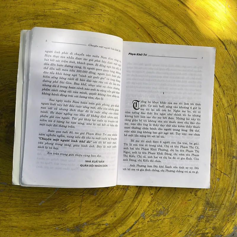 CHUYỆN MỘT NGƯỜI KÍNH KHỐ ĐỎ - PHẠM KHẢI TRI 998158