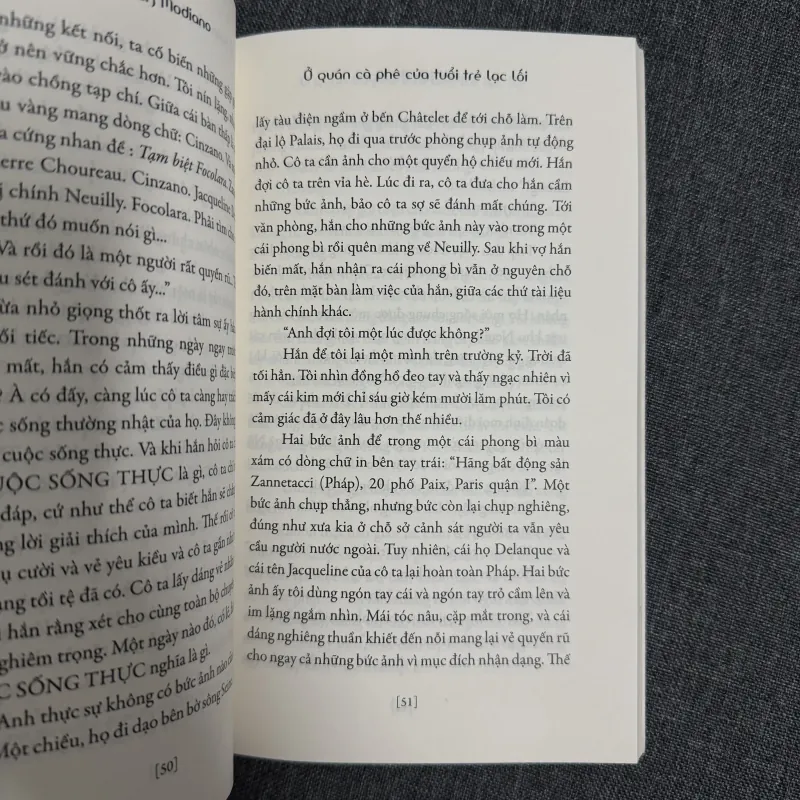 Từ thăm thẳm lãng quên, Ở quán cà phê của tuổi trẻ lạc lối - Patrick Modiano 755423