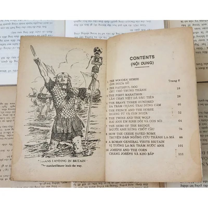 Truyện song ngữ Anh - Việt: 300 CHÀNG TRAI DŨNG CẢM (HEROES OF OLDEN DAYS)  704208