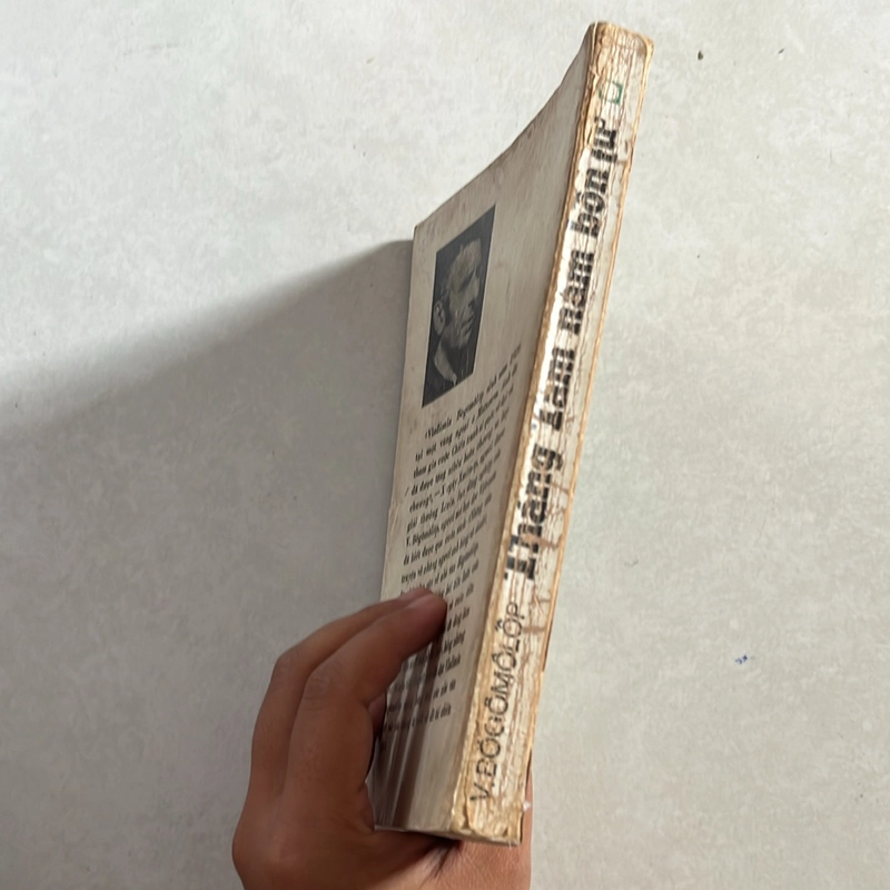 Tháng tám năm bốn tư — 1979s 499102