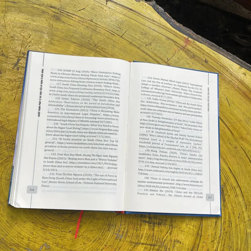 CHIẾN TRANH PHÁP LÝ VÀ THỰC TIỄN ÁP DỤNG Ở BIỂN ĐÔNG- GS.TS. NGUYỄN HỒNG NHO CHỦ BIÊN 718914