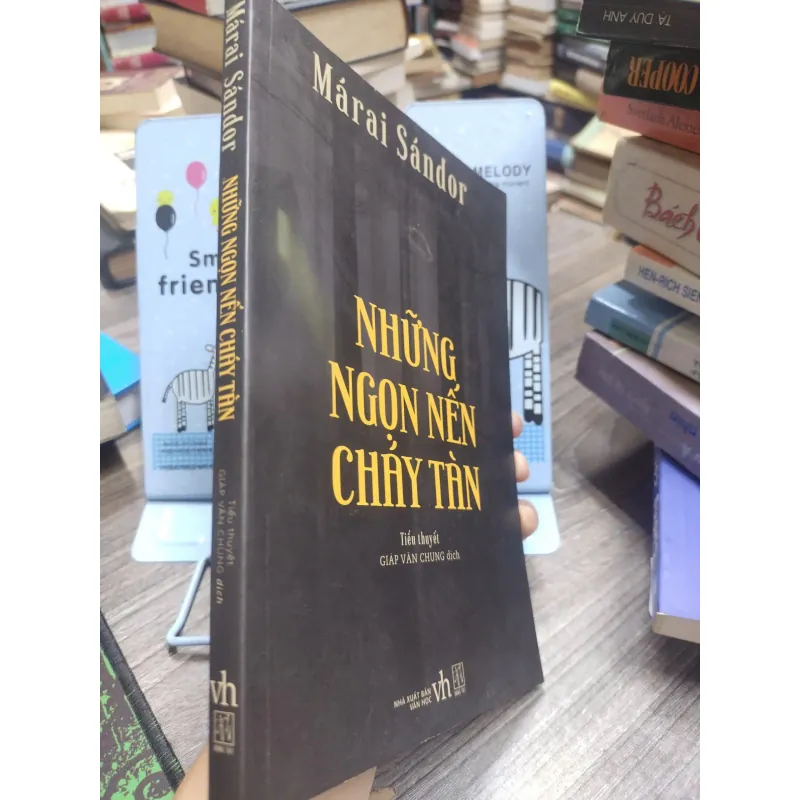 Sách: Những ngọn nến cháy tàn - Marai Sandor (A3) 595985