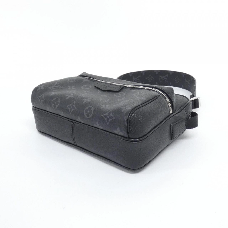 Túi đeo chéo ngoài trời Louis Vuitton Taiga Lama PM M30233 611787