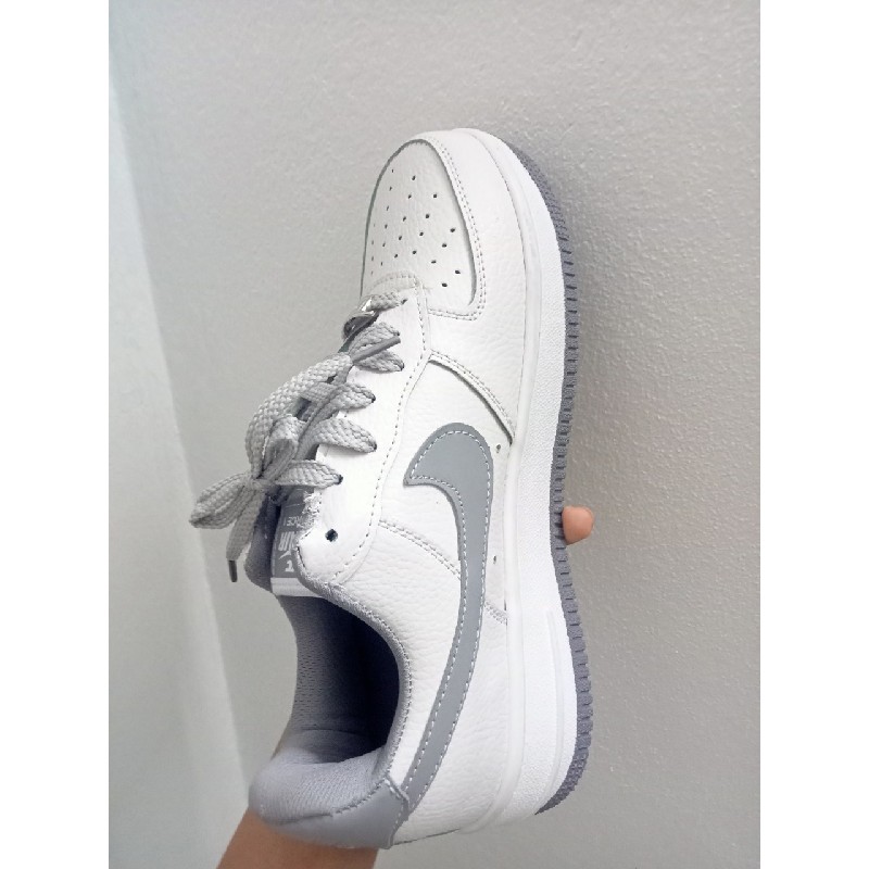 Giày sneaker thể thao nam nữ trắng sữa viền xám bạc Air Force one còn mới nguyên 60910