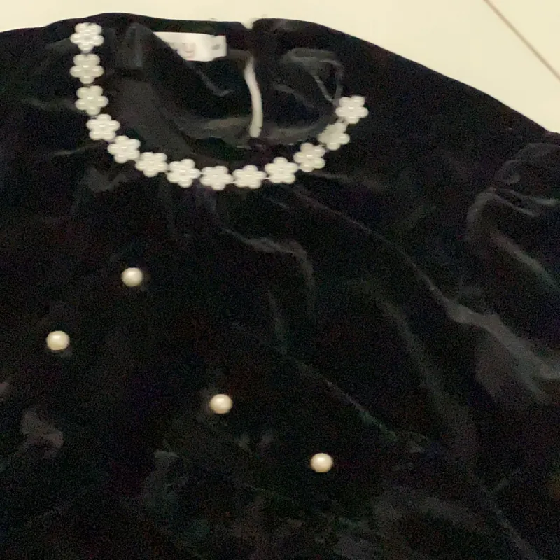 Áo nhung cổ tròn có đính hoa văn y hình  564825