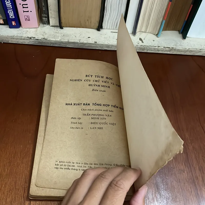 II Sách Xưa: Bút Tích Học _ Nghiên Cứu Chữ Ký Và Chữ Viết - Huỳnh Minh - 1989 576900