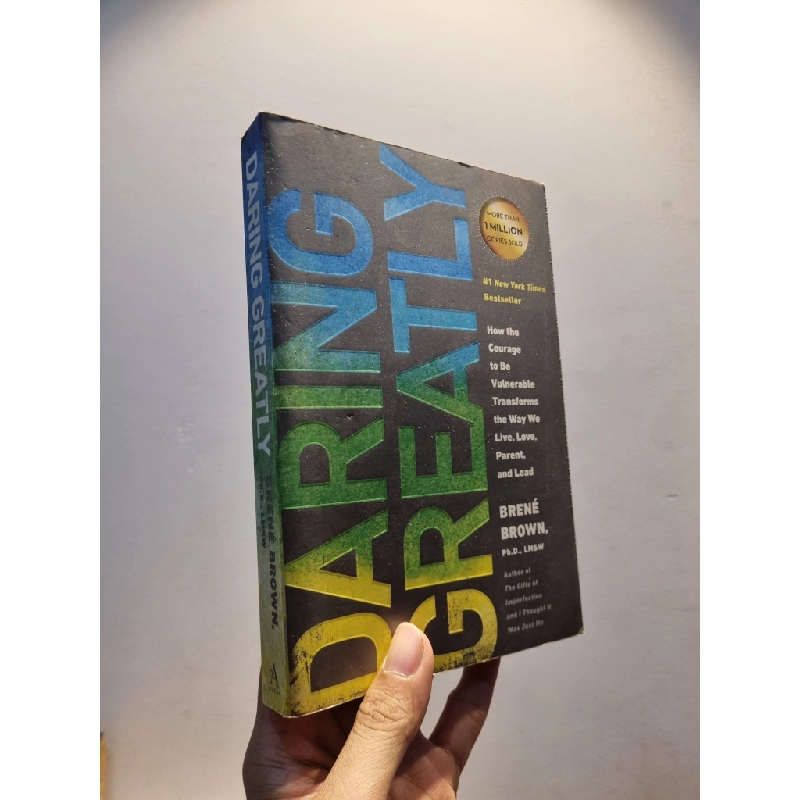 DARING GREATLY : HOW THE COURAGE TO BE VULNERABLE TRANSFORMS THE WAY WE LIVE, LOVE, PARENT AND LEAD (BRENÉ BROWN) 120116