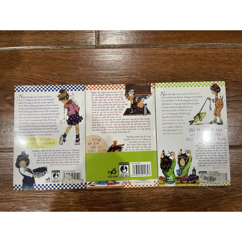 Junie B.Jones và ngày hội thú cưng.  Junie B.Jones và chiếc xe buýt bốc mùi ngớ ngẩn ..(6 715359