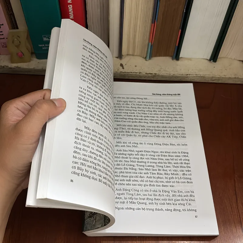 II Tủ Sách Nhân Vật: Năm Tháng Cuộc Đời - Sáu Hưng - 2009 716780