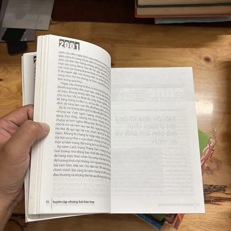 II Tựa sách: Tuyển Tập Những Bài Báo Hay 2000 • 2005 - Tuổi Trẻ - 2005 700963