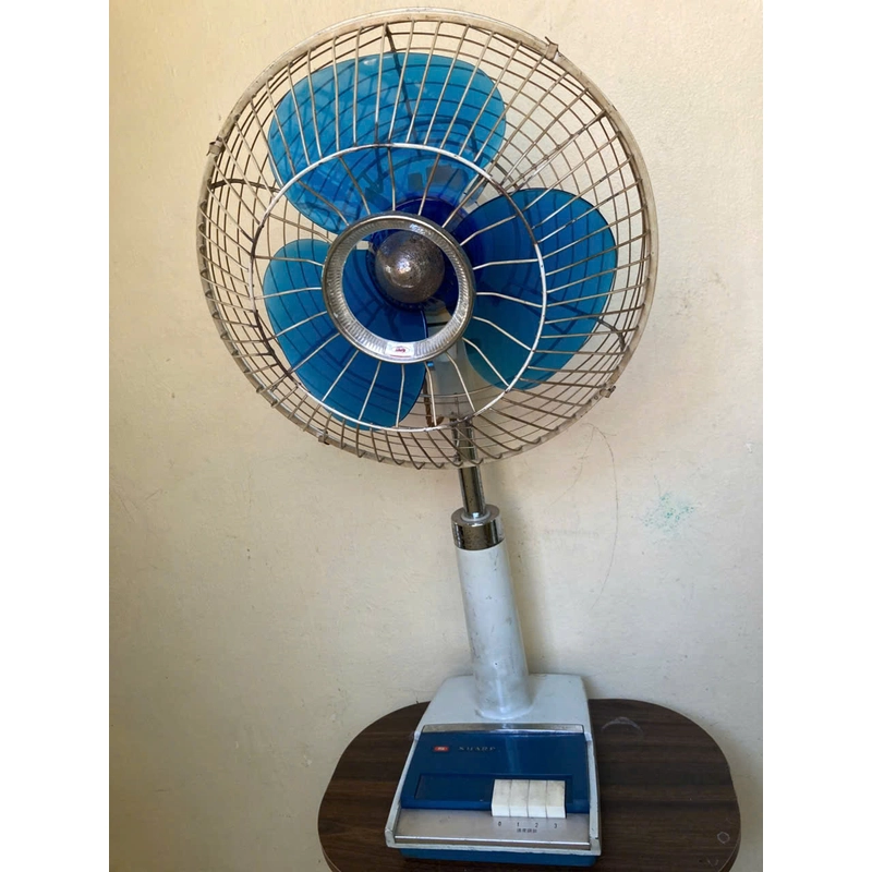 Quạt đứng Nhật hiệu Sharp thân đế cổ bầu trước gang sắt 474872