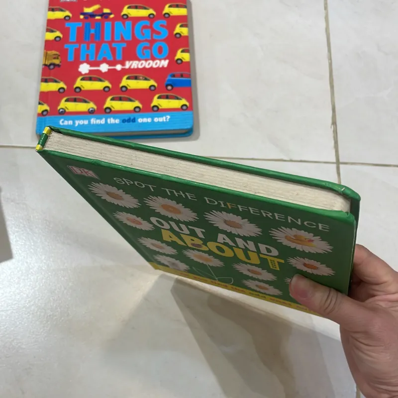 NGOẠI VĂN sách tiếng anh trẻ em nxb DK nổi tiếng : Spot the difference OUT AND ABOUT 1027812