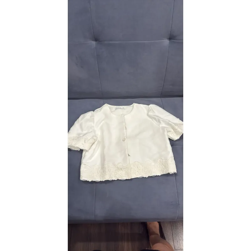 Áo croptop trắng kem có thêu ren tay và gấu 606398