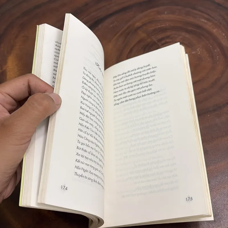 II Thơ: Đi Tìm Thông Điệp Của Nàng Thơ - Tiến Sĩ Triết Học Trần Nhựt Tân - 2004 1000913