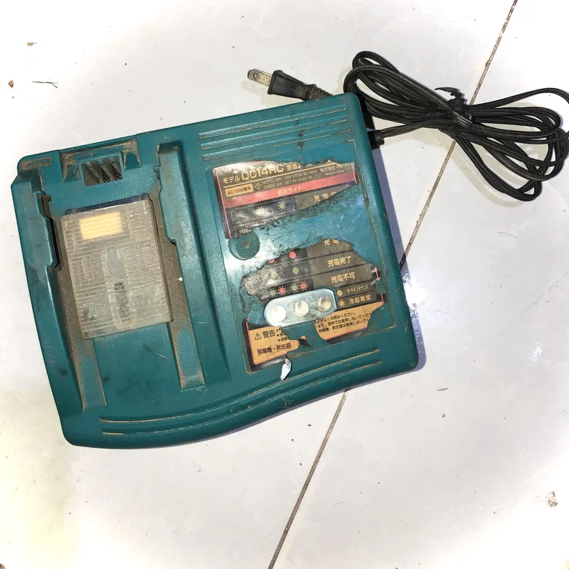 Bộ sạc pin Makita 7,2-14,4V,  model DC1414B. 730576