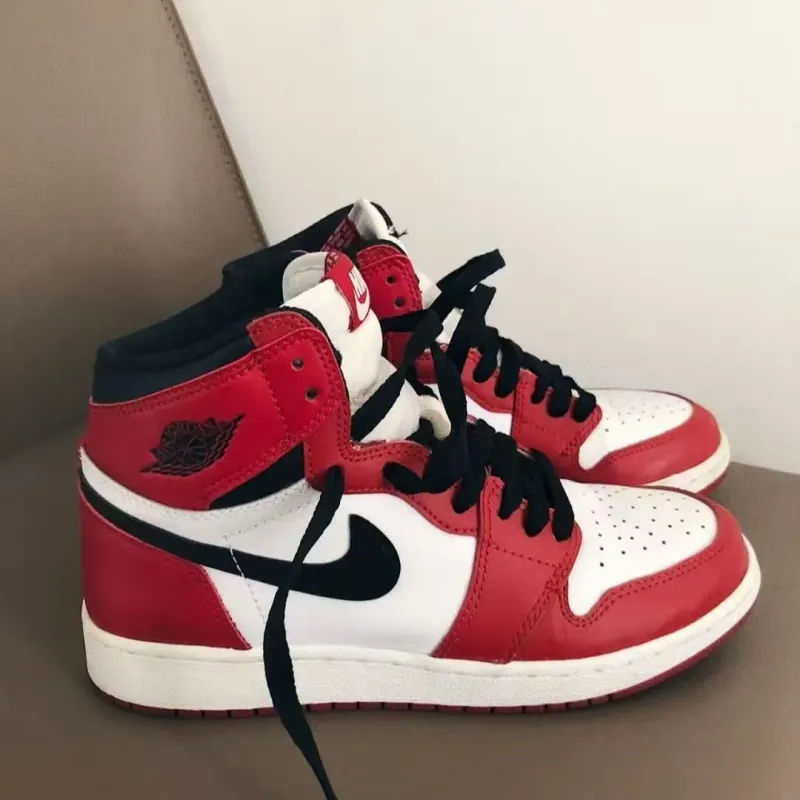Giày thể thao Nike Air Jordan 1 Retro High OG Size 42 đen đỏ 701639