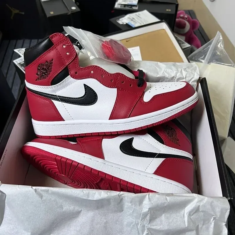Giày thể thao Nike Air Jordan 1 Retro High OG Size 42 đen đỏ 701639